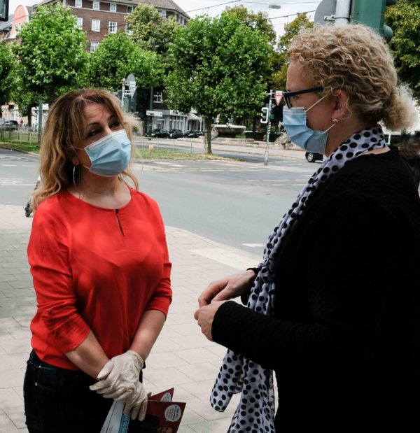 Anna Kiourtsidou (l.),